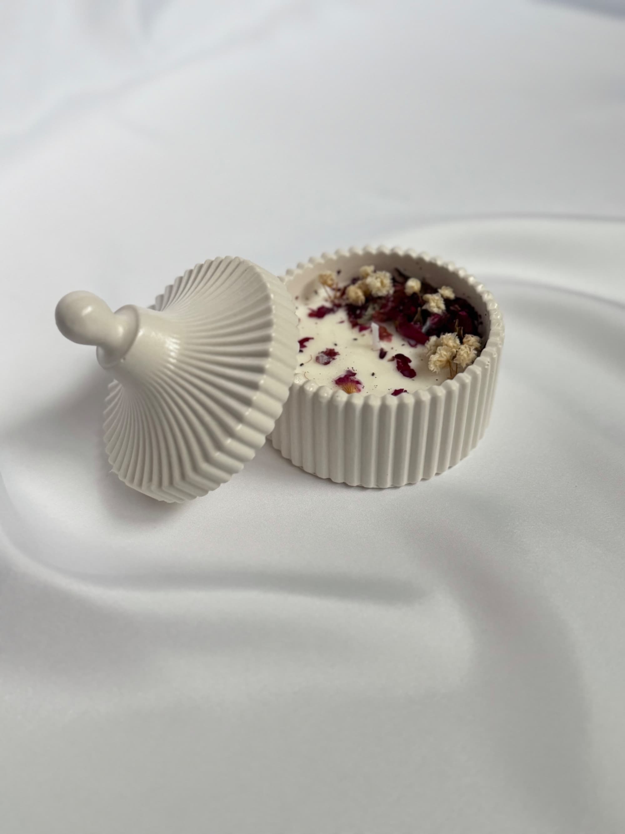 Roses in a jar - Image 1